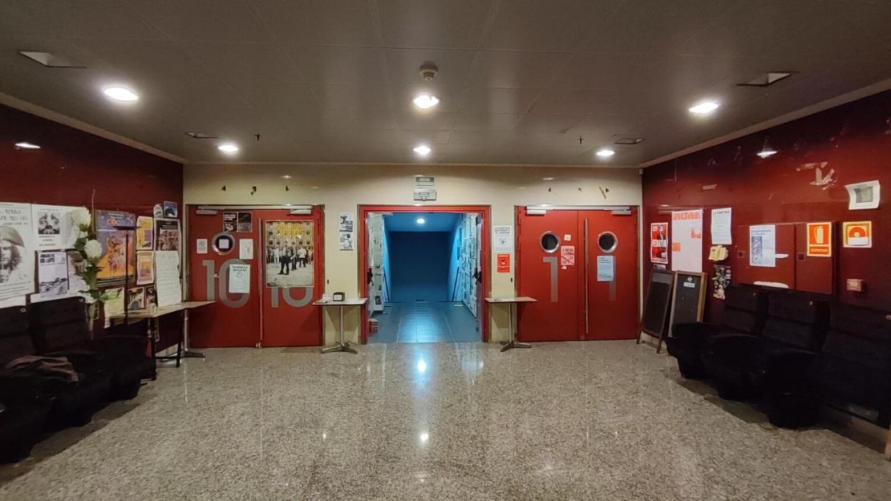 Entrada al centro social La Cinètika, en Barcelona. Imagen cortesía de La Cinètika.