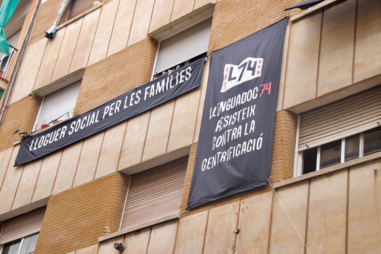 Fachada del bloque en lucha Llenguadoc, 74 en Sant Andreu. <b><u>Felipe Rioseco</u></b>